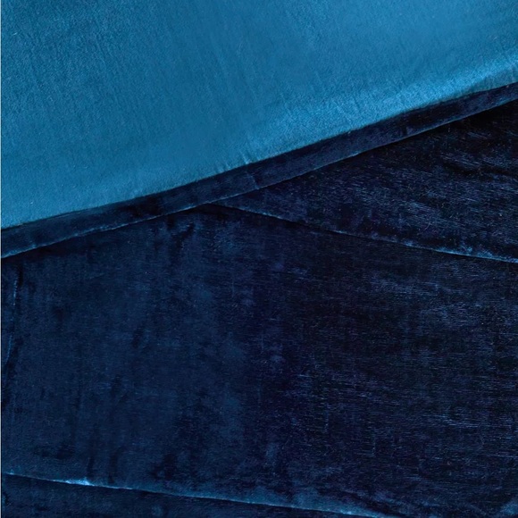 Skye Velvet TwinXL comforter cover Urban Outiftters! - Picture 2 of 3